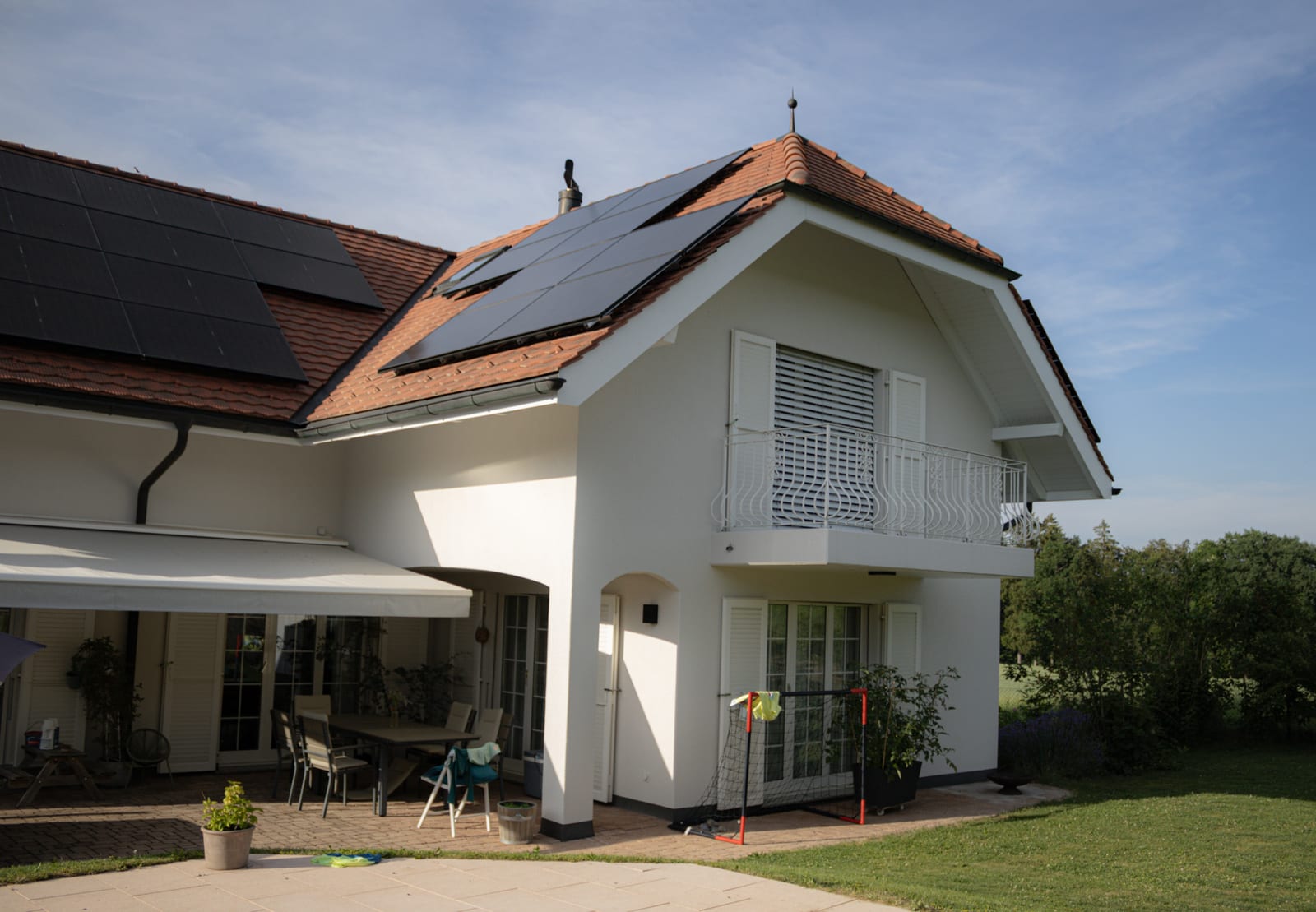 Façade de la villa d'Ependes avec balcon et panneaux solaires en toiture