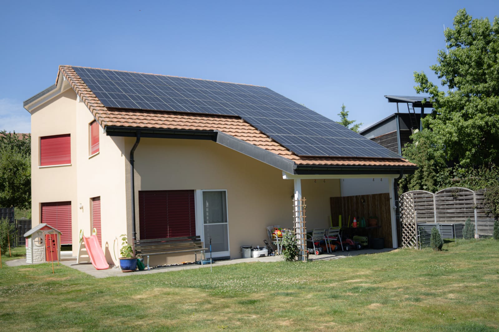 Maison de Farvagny après rénovation de façade et d'avant-toit, avec panneaux solaires