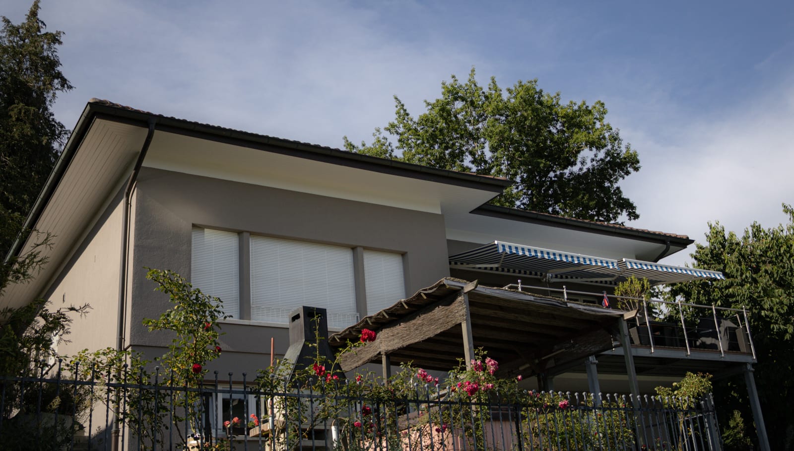 Façade arrière de la villa de Marly avec store banne, après remise en peinture