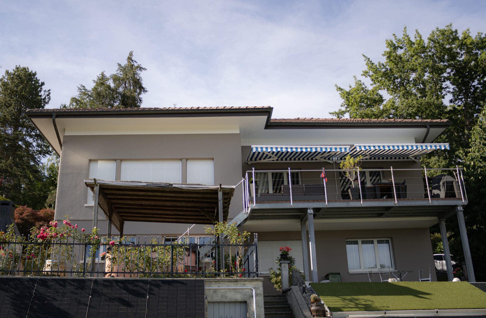 Villa de Marly après ravalement, façade teintée avec pergola et terrasse