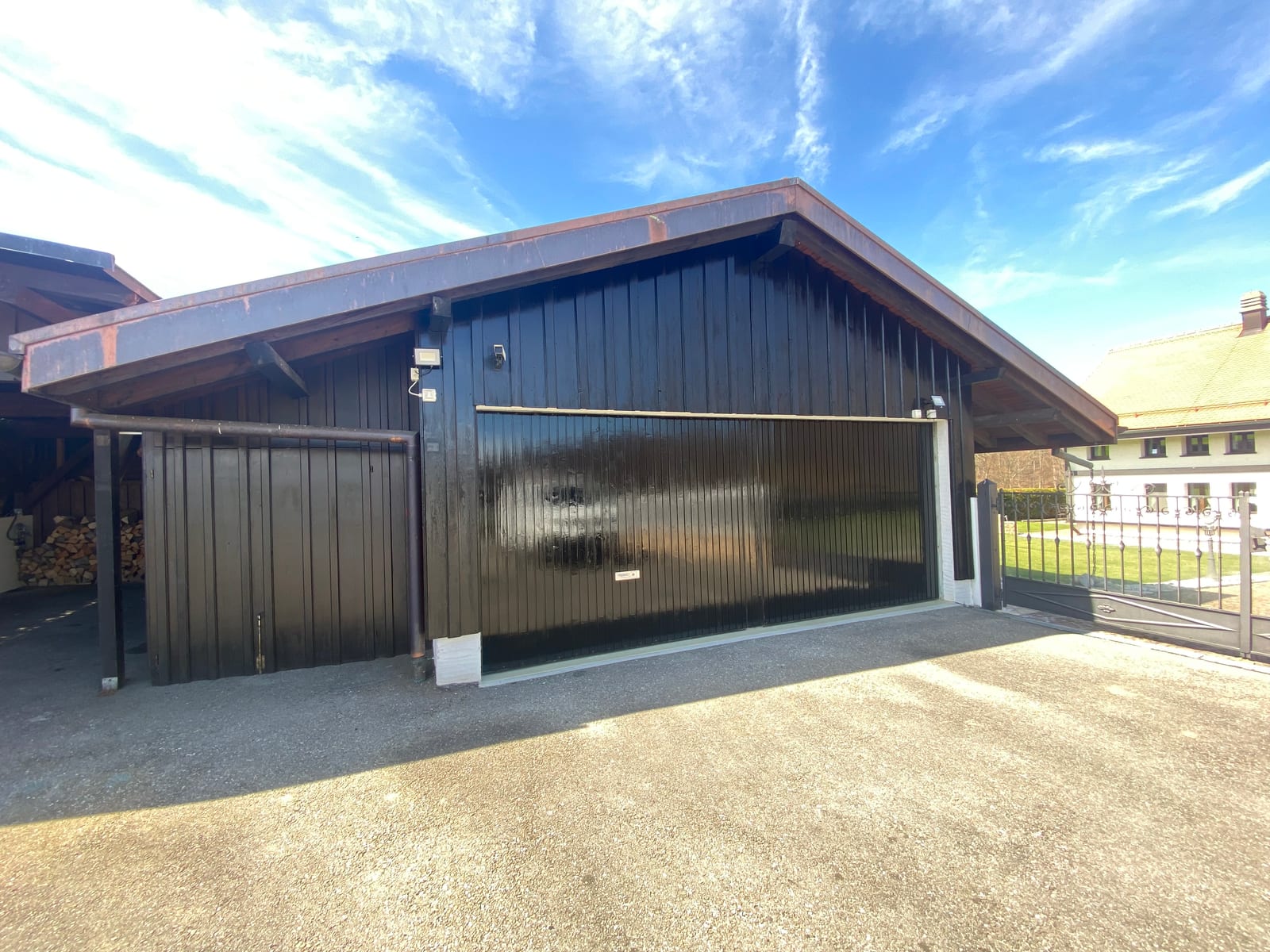 Garage de Villarsel-sur-Marly vu de face, boiseries vernies et crépi repris